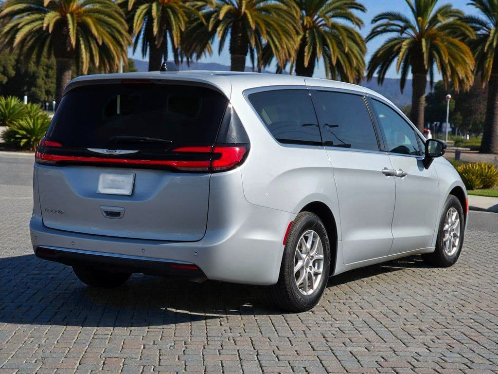 2024 Chrysler Pacifica Touring L - Photo 7
