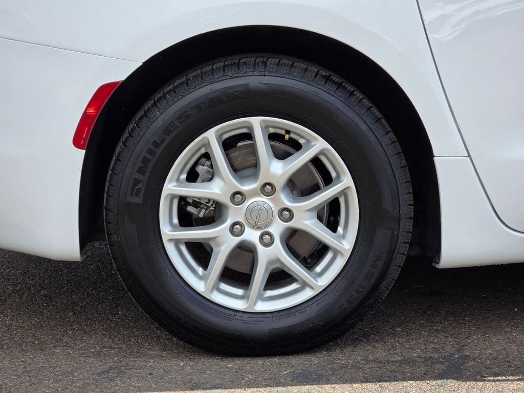 2017 Chrysler Pacifica LX - Photo 8