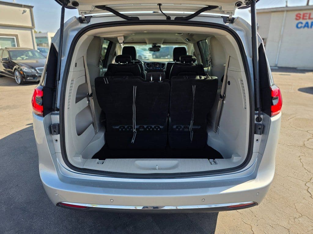 2024 Chrysler Pacifica Touring L - Photo 11