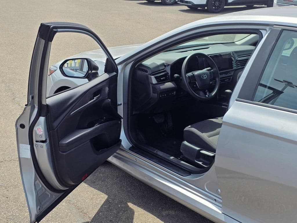 2025 Toyota Camry LE - Photo 41