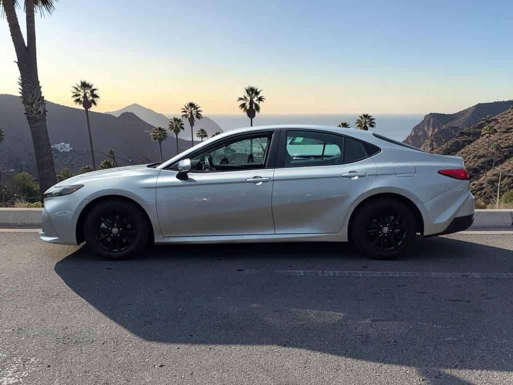 2025 Toyota Camry LE - Photo 5