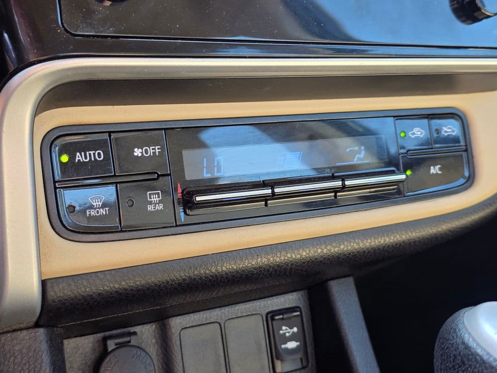 2017 Toyota Corolla LE - Photo 25