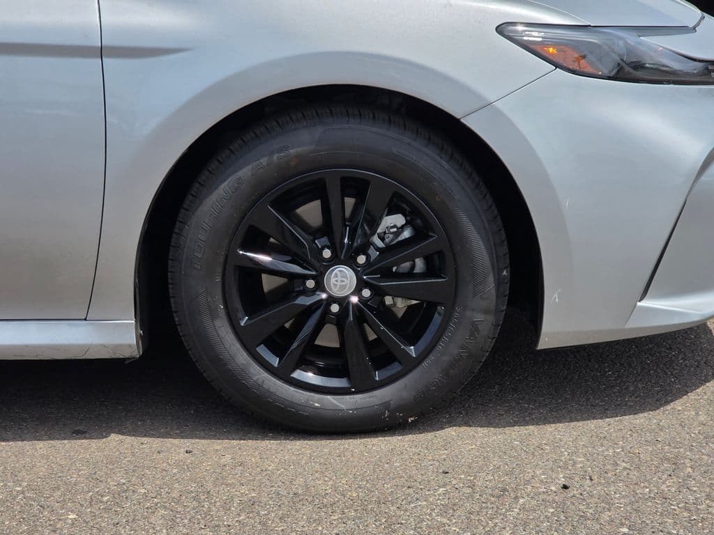 2025 Toyota Camry LE - Photo 10