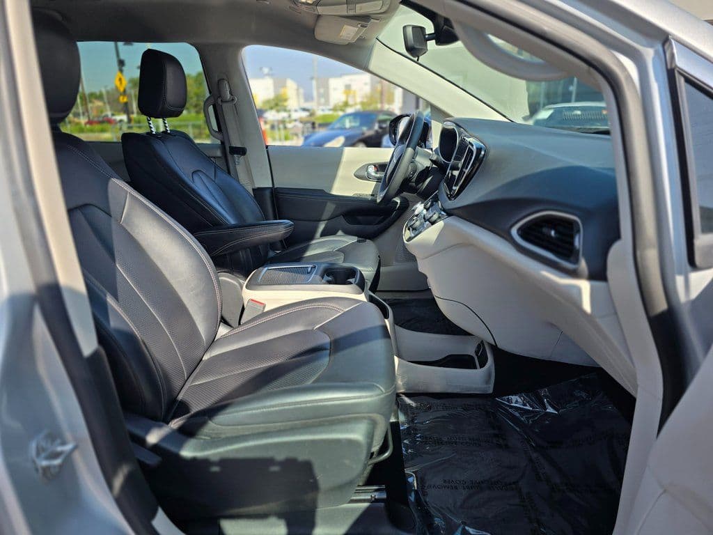 2024 Chrysler Pacifica Touring L - Photo 10