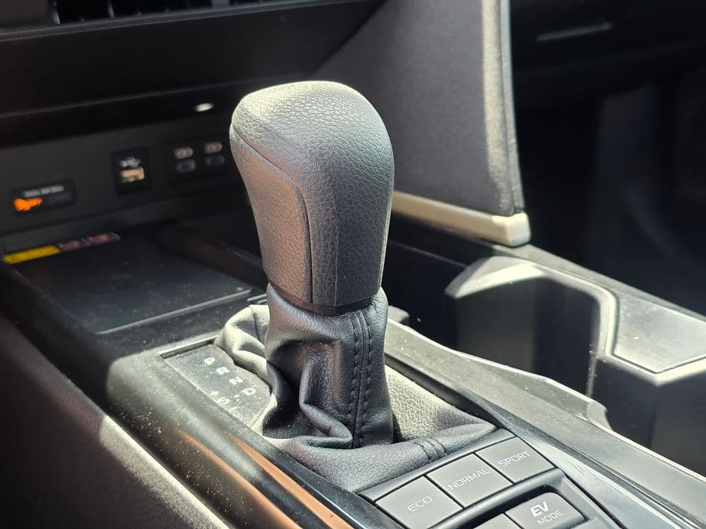 2025 Toyota Camry LE - Photo 32
