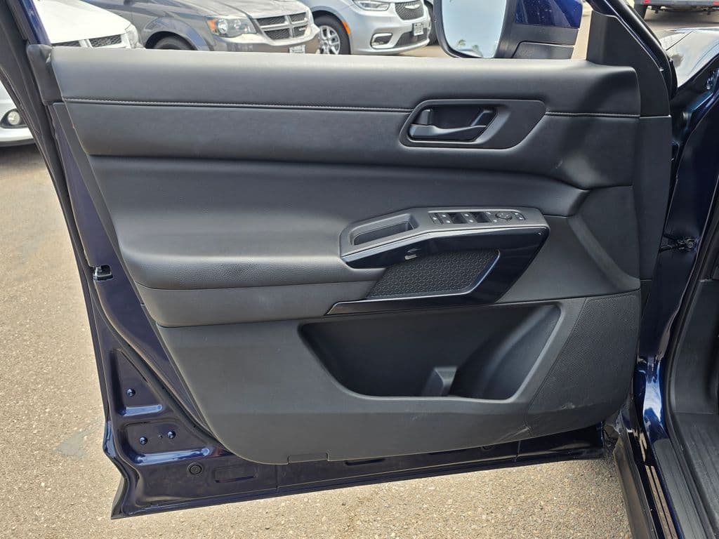 2025 Nissan Pathfinder SV - Photo 27