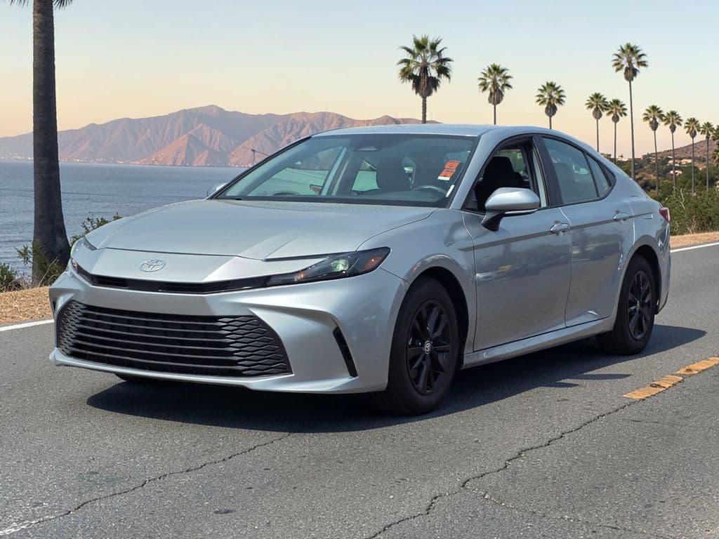2025 Toyota Camry LE - Photo 4