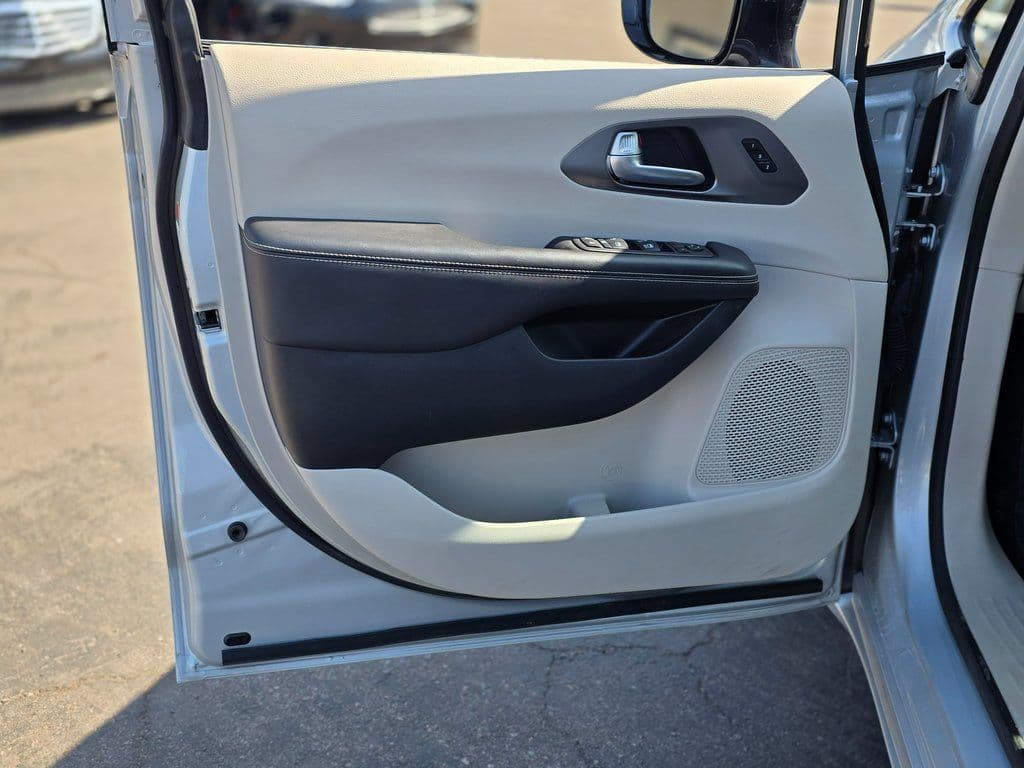 2024 Chrysler Pacifica Touring L - Photo 20