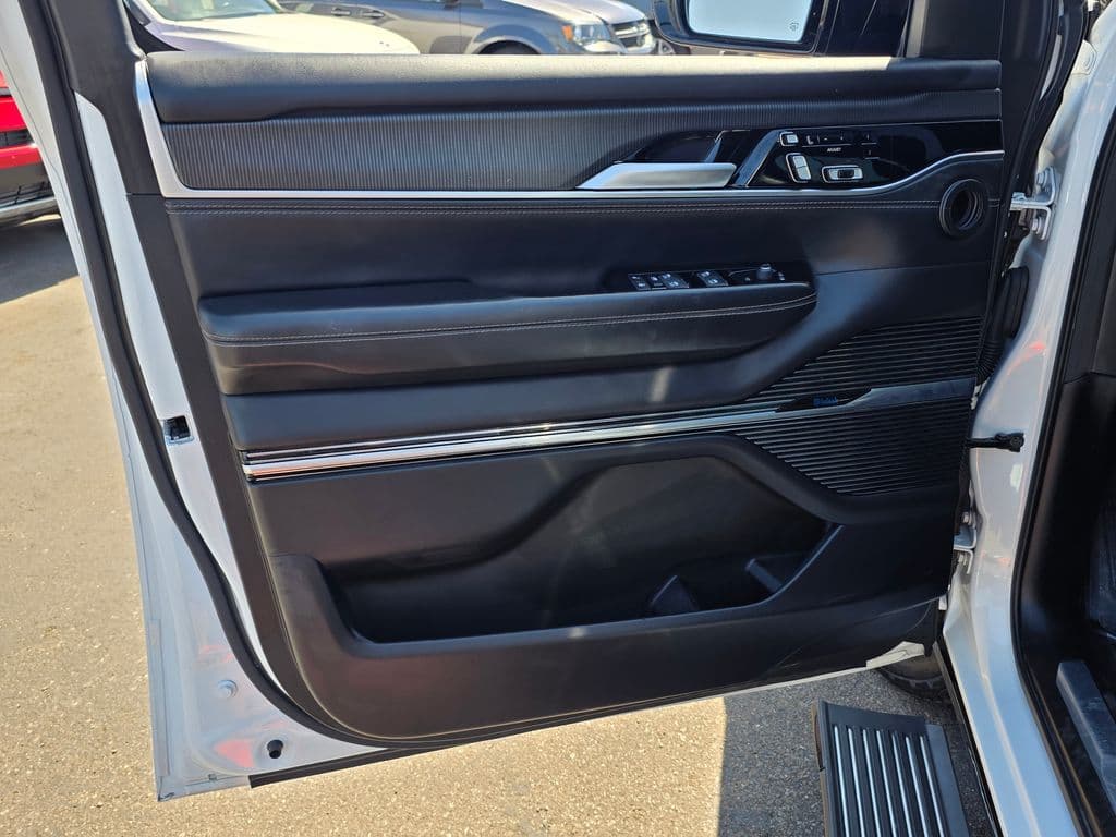 2024 Jeep Grand Wagoneer L Series II - Photo 30