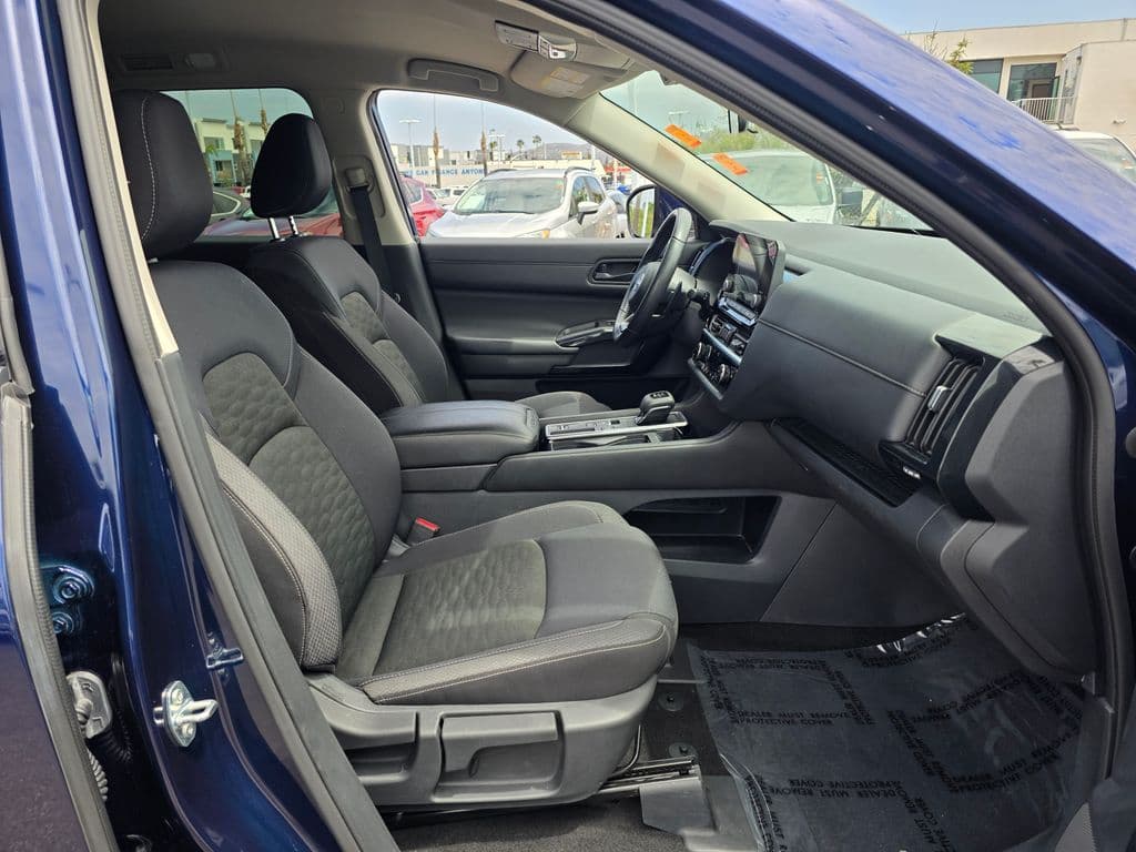2025 Nissan Pathfinder SV - Photo 12