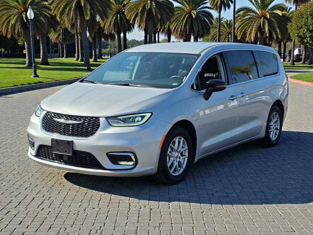 2024 Chrysler Pacifica Touring L - Photo 4
