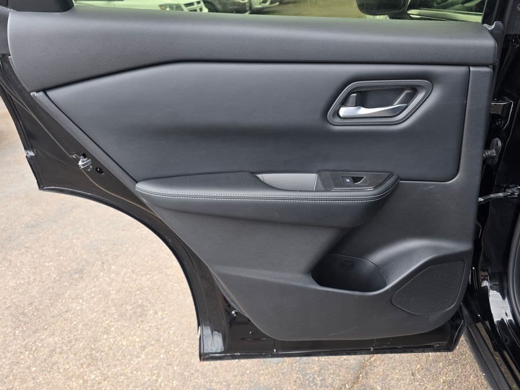 2025 Nissan Rogue SV - Photo 13