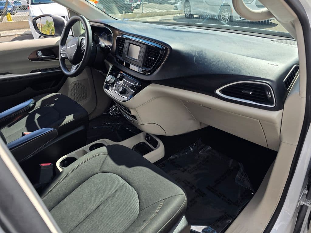 2017 Chrysler Pacifica LX - Photo 9