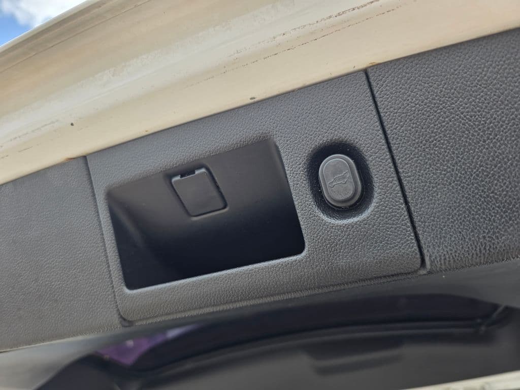 2015 Chevrolet Suburban LT - Photo 16