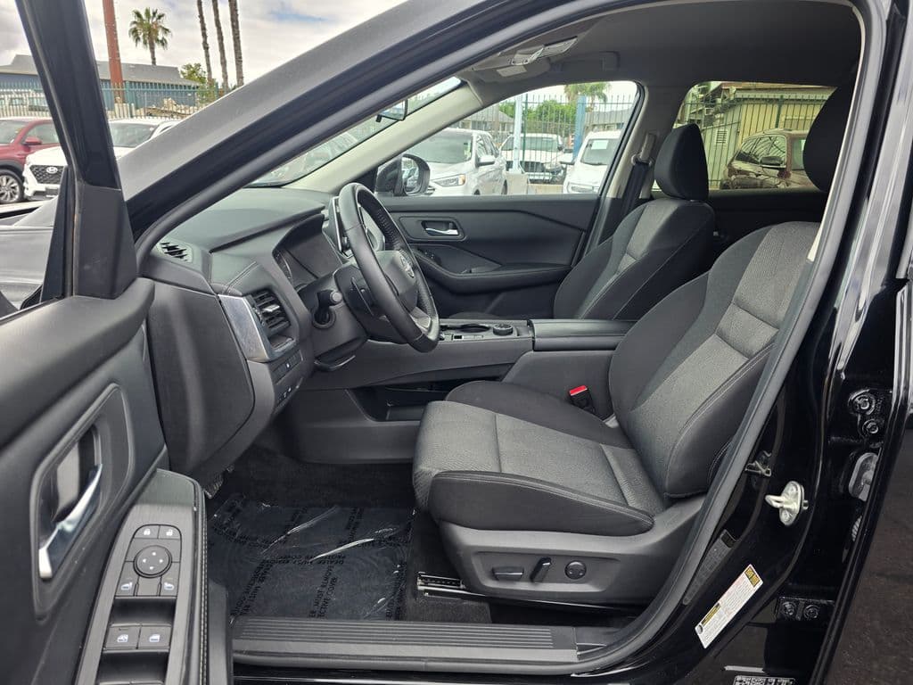 2025 Nissan Rogue SV - Photo 8