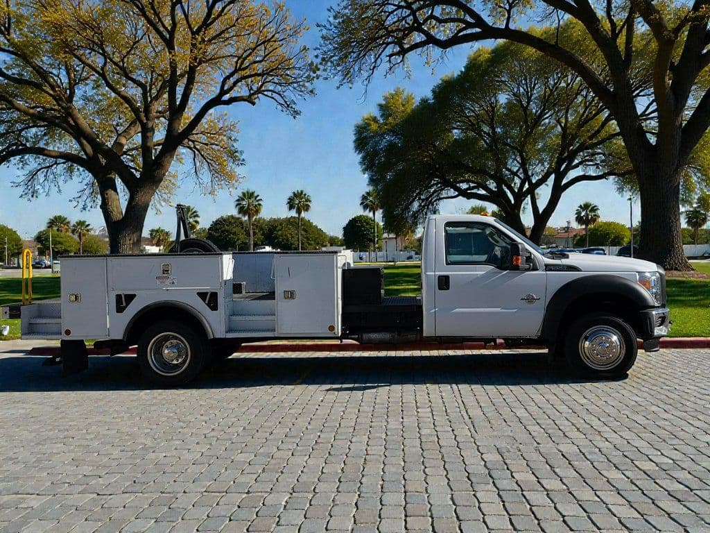 2012 Ford F-550SD XL - Photo 2