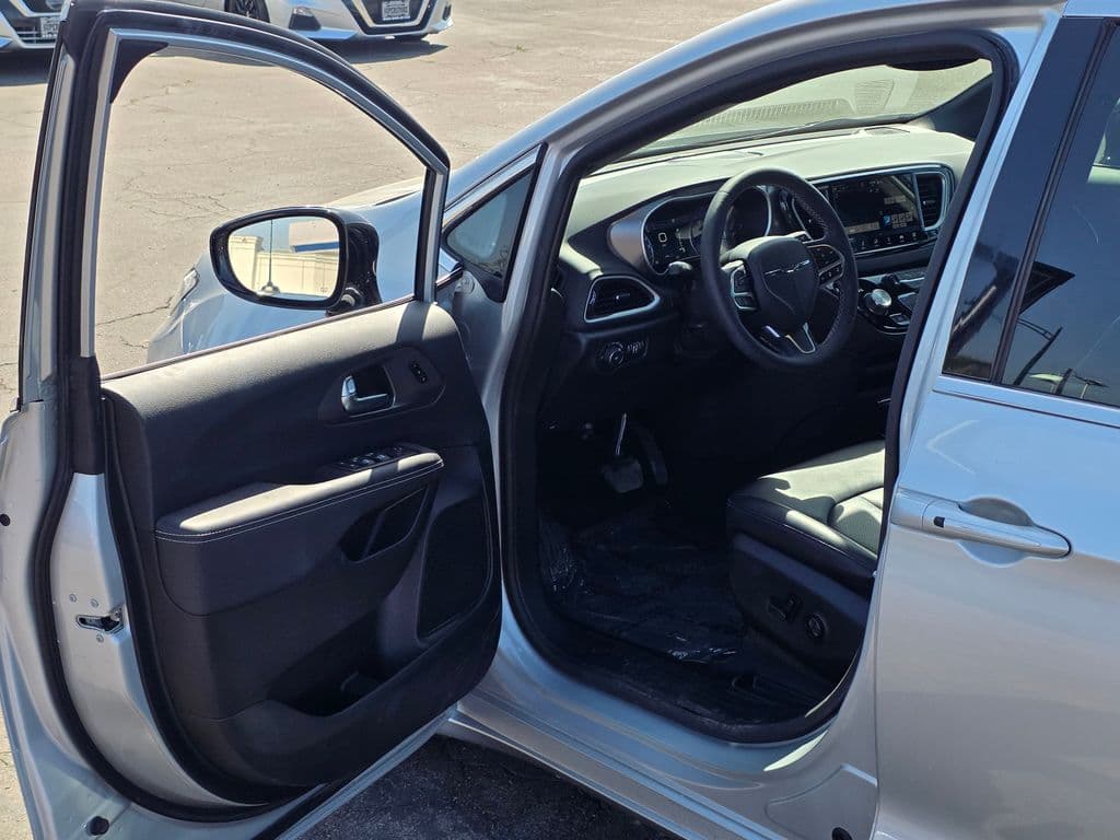 2026 Chrysler Pacifica Select - Photo 41